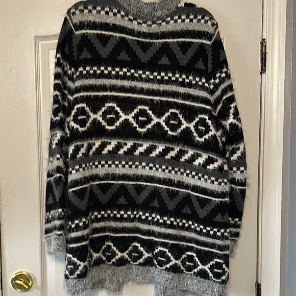 Relativity Black and Gray Fuzzy Geometric Knit Cardigan - Picture 6 of 6